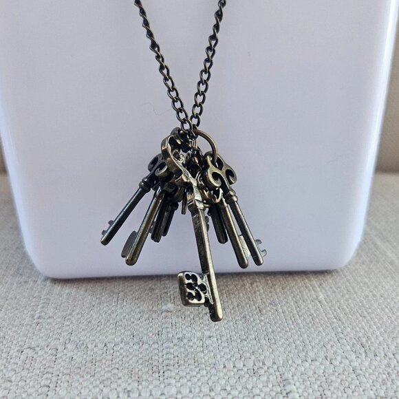Nordstrom Rack Necklaces Antique Style Bronze Tone Multi Keys Pendant Jewelry - Picture 7 of 12